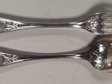 deux cuillères et une fourchette posées sur une table