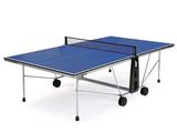 La table de ping-pong a un plateau bleu et des pieds noirs.
