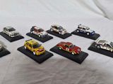 beaucoup de petites voitures miniatures exposées sur une table