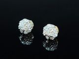 une paire de boucles d'oreilles en diamant sur une surface noire