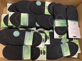 six paires de chaussettes noires pour homme dans une boîte en carton