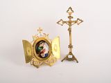 une image de Jésus sur la croix et une image d'un crucifix