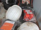 de nombreux objets posés sur une table