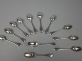 beaucoup de cuillères et de petites cuillères disposées en cercle