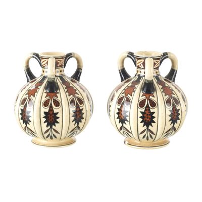 paire de vases décoratifs sur fond blanc, avec un fond blanc