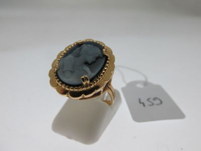 une image d'une bague en or avec une pierre noire au centre