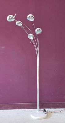 Lampadaire chromé 5 feux sur marbre.