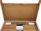 une boîte en carton ouverte remplie de divers morceaux de papier