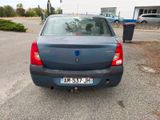 une voiture bleue garée dans un parking