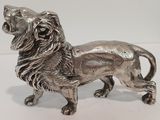 figurine de lion en argent sur fond blanc