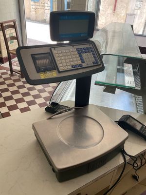 une photo d'une balance posée sur le comptoir d'un magasin