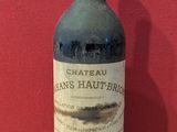une bouteille de vin posée sur une table