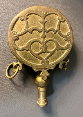 AFRIQUE DU NORD. Poire à poudre en laiton doré soudé à l'éta…