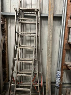 une échelle adossée au mur d'une pièce