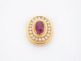un pendentif ovale en rubis et diamants