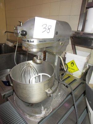 une photo d'un mixeur dans une cuisine, avec une étiquette de prix dessus