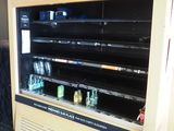 une vitrine contenant plusieurs bouteilles de soda