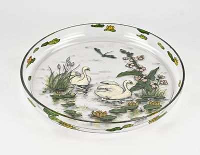 un bol en verre orné d'une image de cygnes sur l'eau