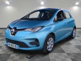 une voiture bleue est garée dans une pièce au sol à carreaux