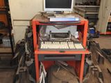 une photo d'un bureau d'ordinateur sur lequel se trouvent un clavier et un écran