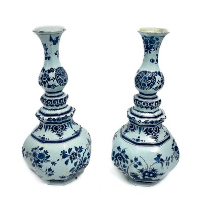 deux vases bleus et blancs placés l'un à côté de l'autre