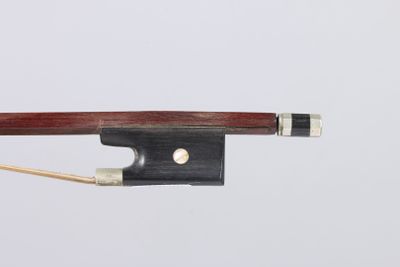Archet de violon Mirecourt XXème, en bois d'abeille, monté m…
