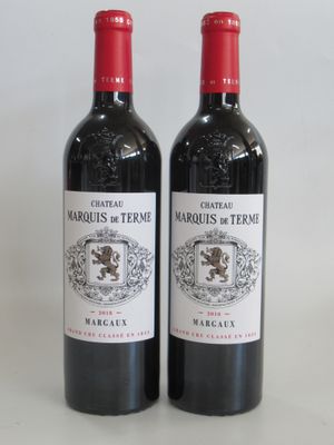 deux bouteilles de vin rouge posées l'une à côté de l'autre sur une table