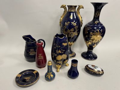 un grand nombre de vases posés sur une table