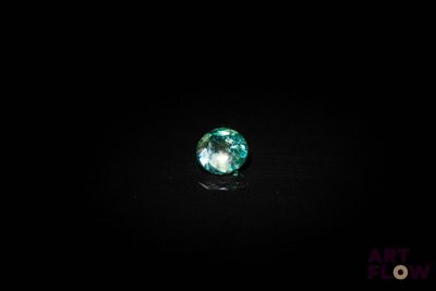 gros plan d'un diamant vert sur une surface noire