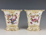 paire de vases en porcelaine décorés de fleurs et de feuilles