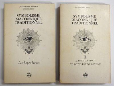Deux livres consacrés à la franc-maçonnerie et à ses symboles sont posés sur une table