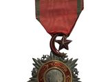 une image représentant une médaille sur laquelle figure le portrait d'un homme