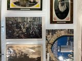 de nombreuses photos accrochées au mur de cette pièce