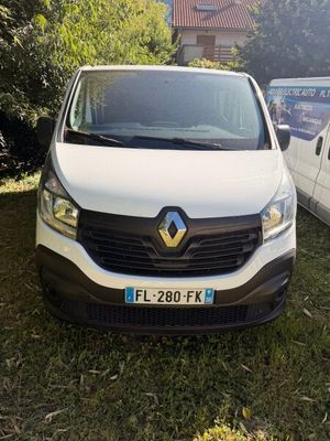 La camionnette blanche est garée à côté de la camionnette blanche dans l'herbe