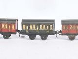 un petit train qui se trouve à côté d'autres petits trains