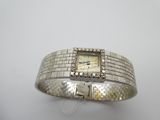 Gros plan sur une montre-bracelet ornée de diamants