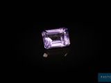 une pierre d'améthorate violette sur fond noir