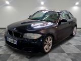 une photo d'une voiture bmw noire garée dans un garage