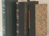 plusieurs livres sont empilés sur une table