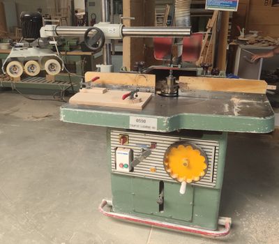 une machine qui se trouve dans une pièce où il y a beaucoup de bois