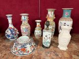 de nombreux vases posés sur une table