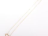 un collier en or avec un pendentif en forme de croissant sur fond blanc