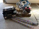 un tas d'appareils électriques posé par terre à côté d'une porte de garage