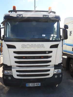 un camion blanc garé dans un parking