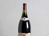 une bouteille de vin posée sur une table en bois