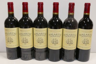 six bouteilles de vin rouge sont alignées sur une table