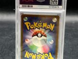 un gros plan d'une carte à collectionner Pokémon dans un étui en plastique