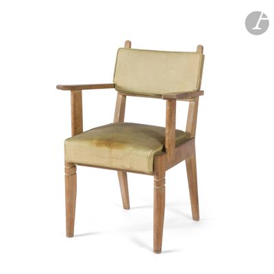 une image représentant une chaise en bois dont l'assise est recouverte d'un tissu vert