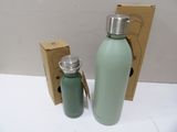 une bouteille posée à côté d'une boîte sur une table