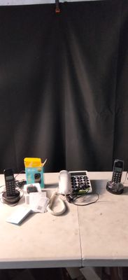 une table sur laquelle sont posés plusieurs téléphones portables